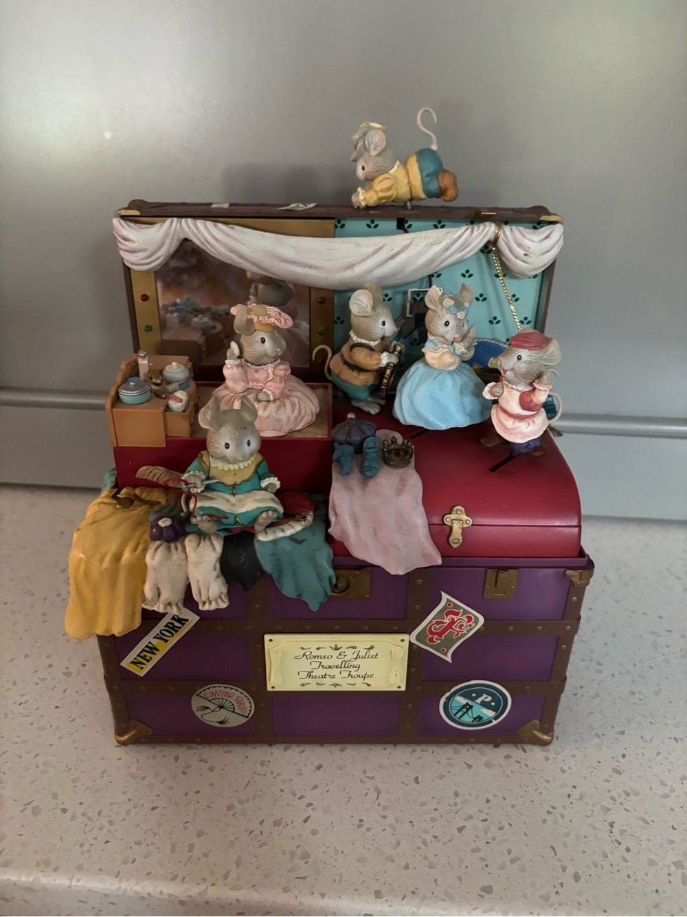 1991 Enesco Mouseterpiece Theater Chest Romeo & Juliet Animated Music Box